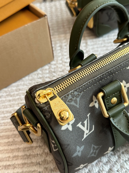新色カーキモノグラム★ LV キーポル ショルダーバッグ 25