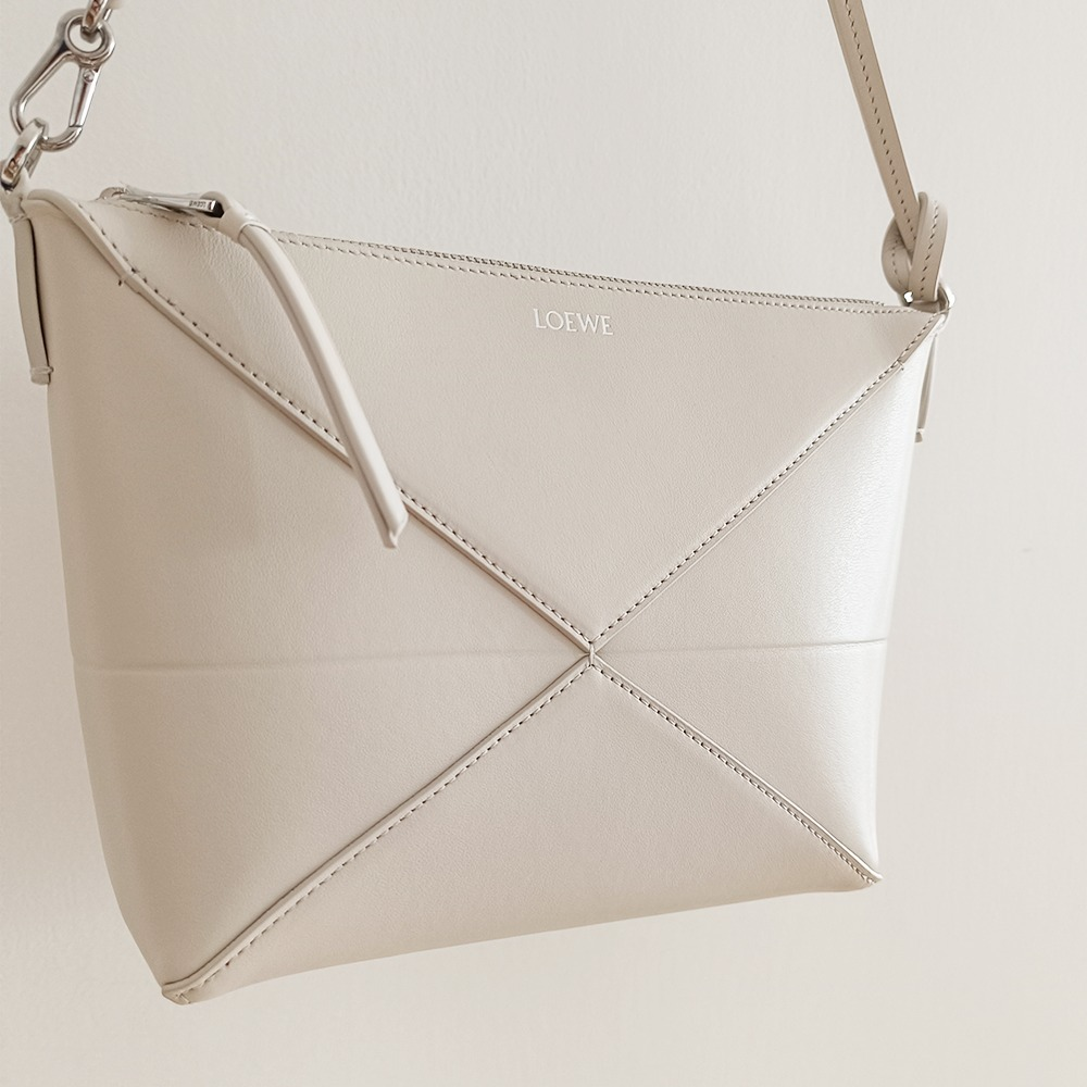 LOEWE パズルフォルド ポーチ（シャイニーナパカーフ）