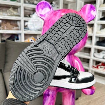 ◆正規品louis voitton◆Travis Scott x Nike Air Jordan 1 Low 送料無料