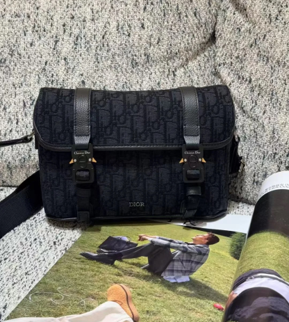 【モダンな魅力◎】Dior★Hit the Road メッセンジャーバッグ