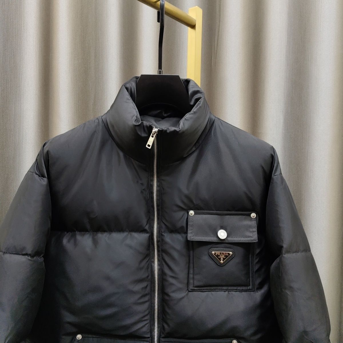 【PRADA】プラダ　Re-Nylon ロゴ入り ダウンジャケット