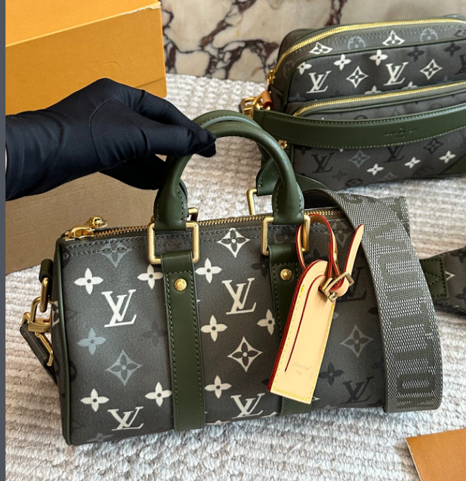 新色カーキモノグラム★ LV キーポル ショルダーバッグ 25