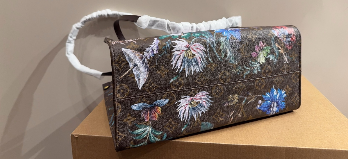 フラワー映えで主役級【Louis Vuitton】トートバッグ