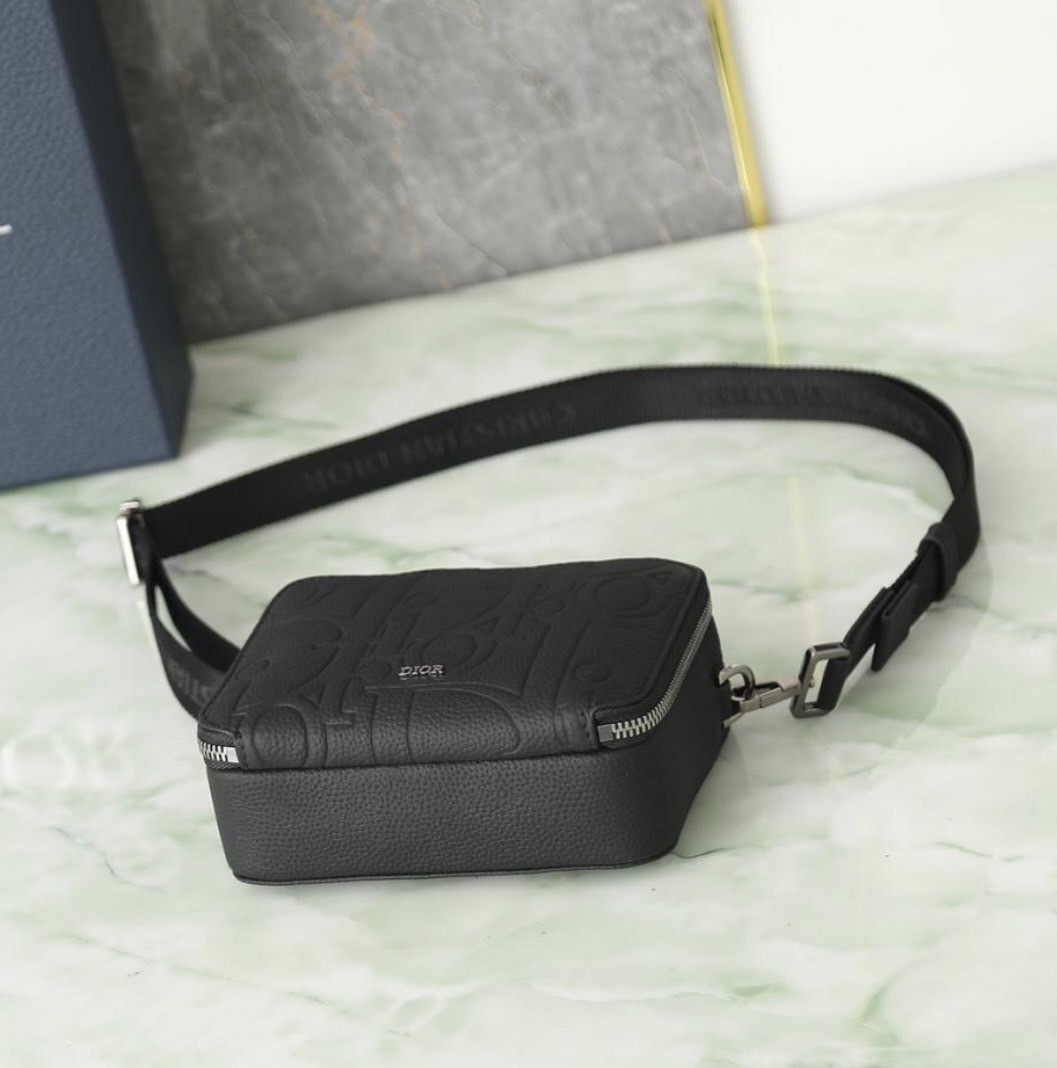 【シンプルで使いやすい♪】DIOR ストラップ付きジップポーチ