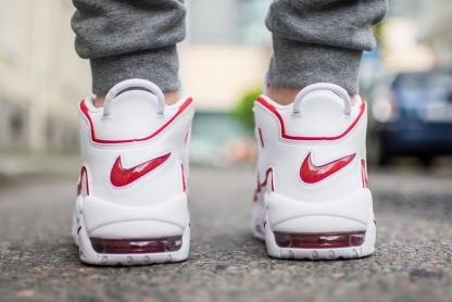 ナイキエアモアアップテンポ「ホワイトバーシティレッドアウトライン」