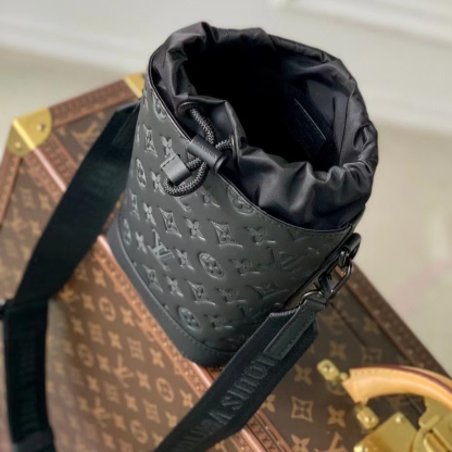 ◆コンパクト【 Louis Vuitton 】ノエ・スリング
