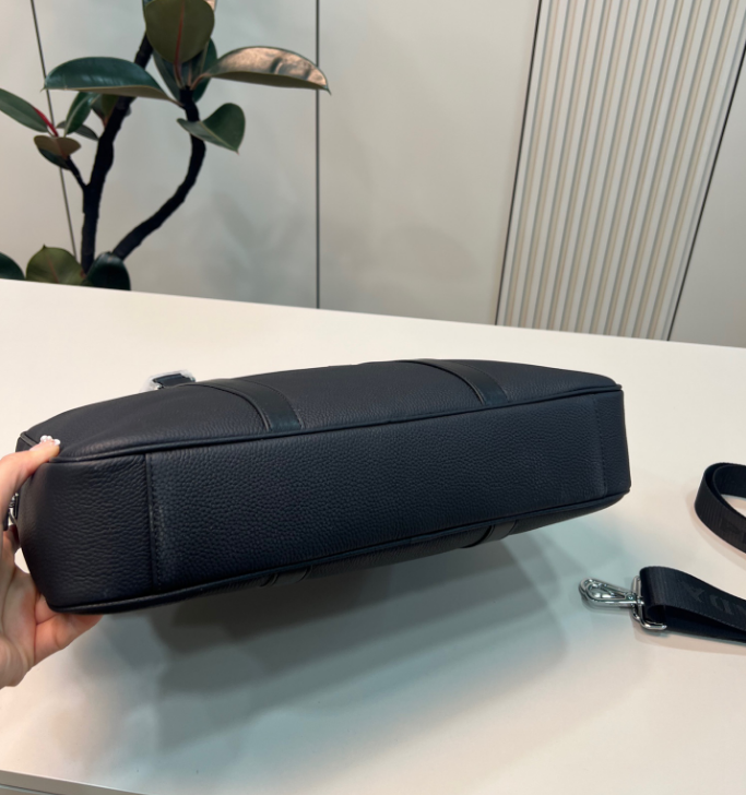 PRADA プラダロゴ レザー ブリーフケース ビジネスバッグ 2VE368