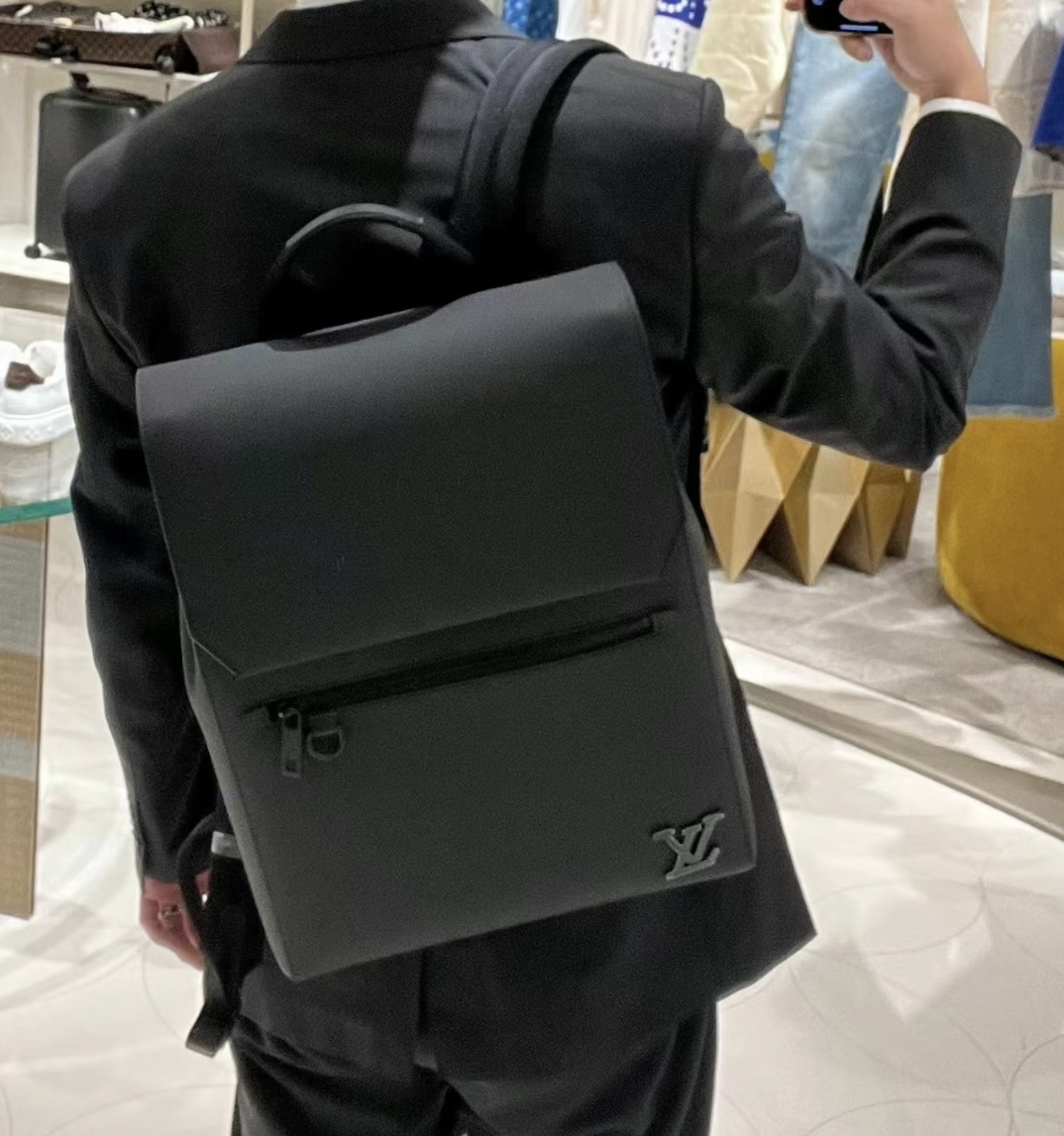 【クールなシルエット♪】Louis Vuitton★バッグパック