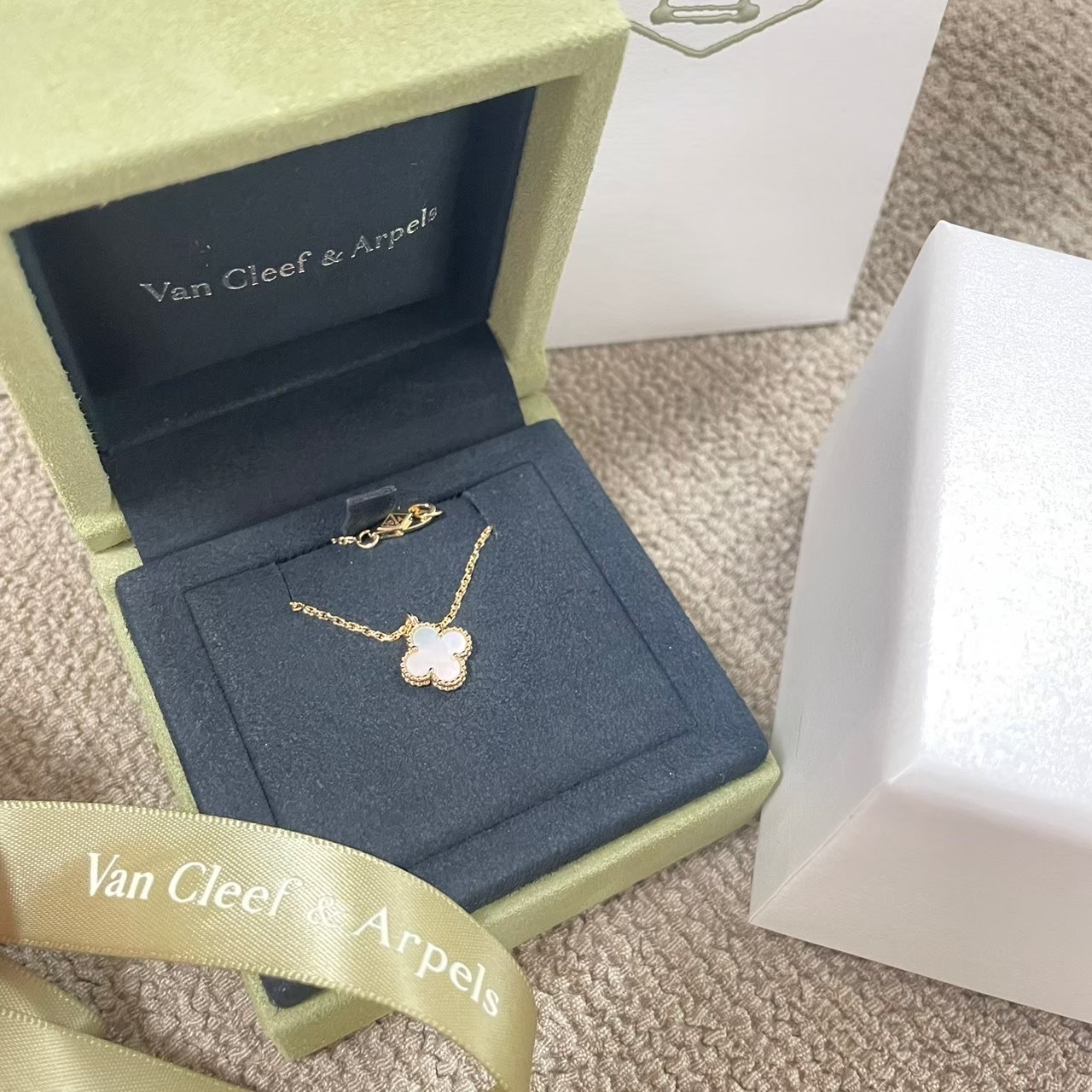 【Van Cleef & Arpels】スウィートアルハンブラペンダント　白