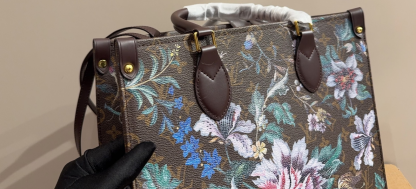 フラワー映えで主役級【Louis Vuitton】トートバッグ