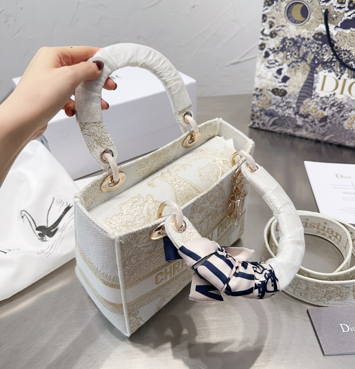 【新作】  LADY D-LITE ミディアムバッグ