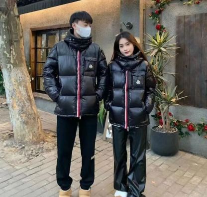 【公式認定ストア】MONCLERモンクレール 定番ダウンコート 限定発売中！多くの著名人やセレブに愛用されています! 爆買い！即完売必至 MONTBELIARD「三色ストライプジッパー」(さんしょくストライプジッパー)