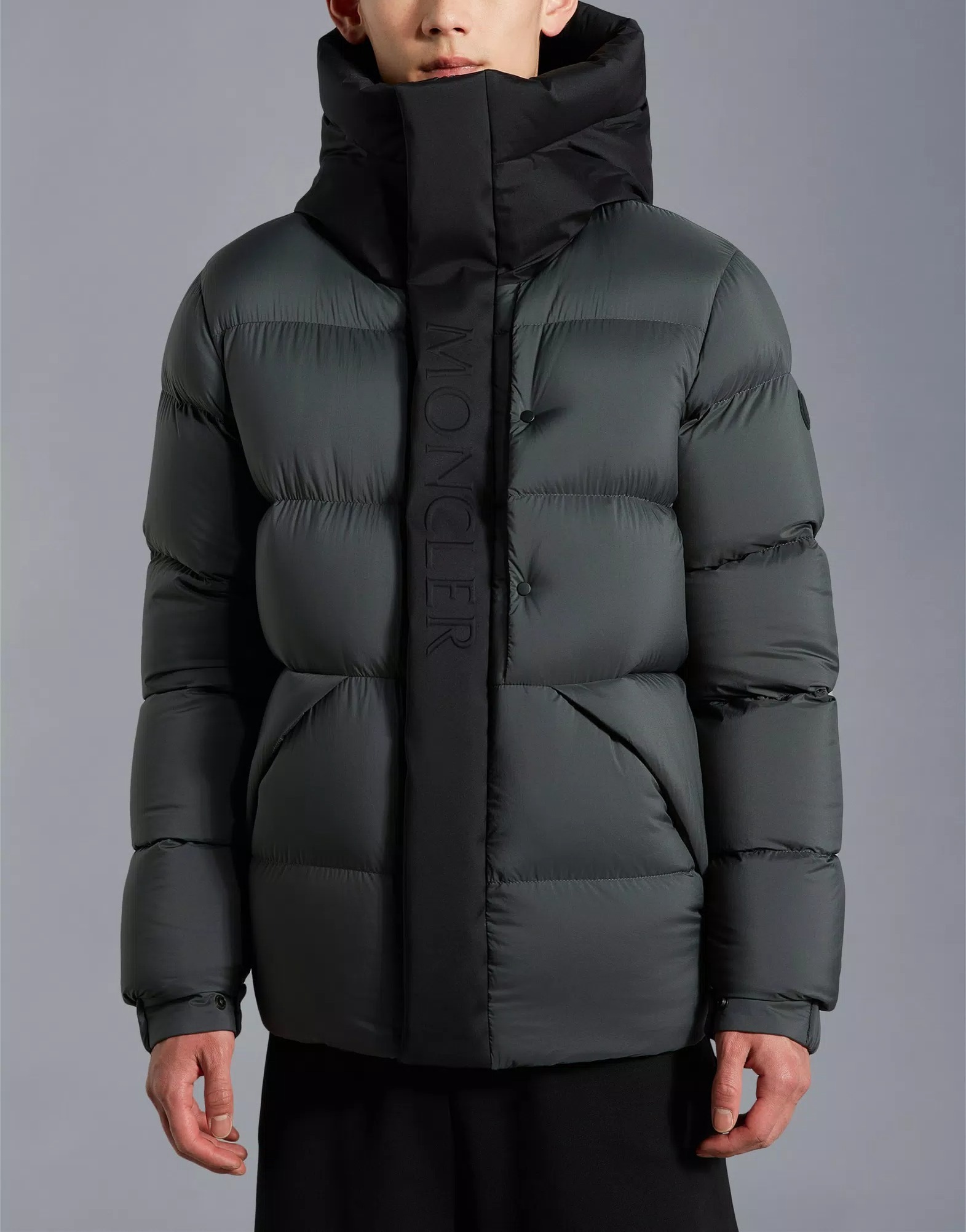 【MONCLER】Madeira フロントロゴ ショート ダウンジャケット