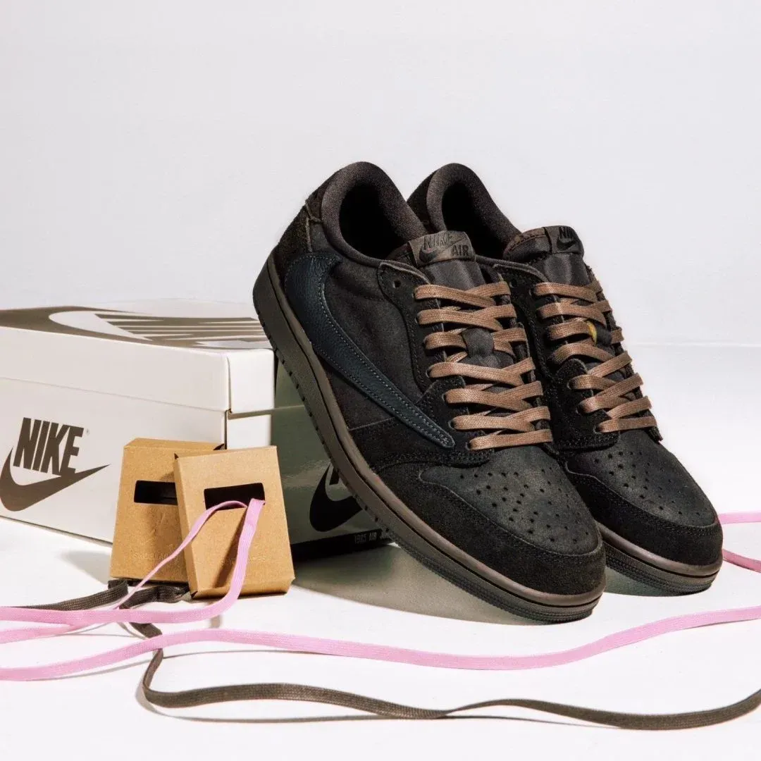 TRAVIS SCOTT × NIKE AIR JORDAN 1 LOW OG VELVET BROWN