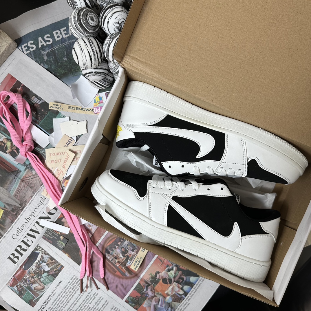 Travis Scott × Nike Air Jordan 1 Low OG "Reverse Panda"