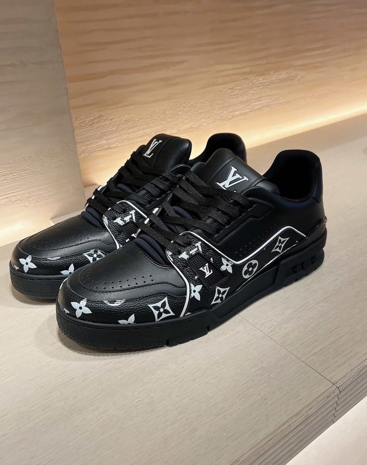 精緻な構造*LV*Trainer スニーカー モノクロモノグラム レザー