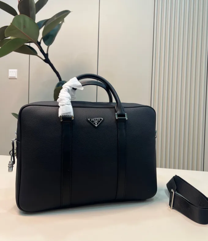 PRADA プラダロゴ レザー ブリーフケース ビジネスバッグ 2VE368