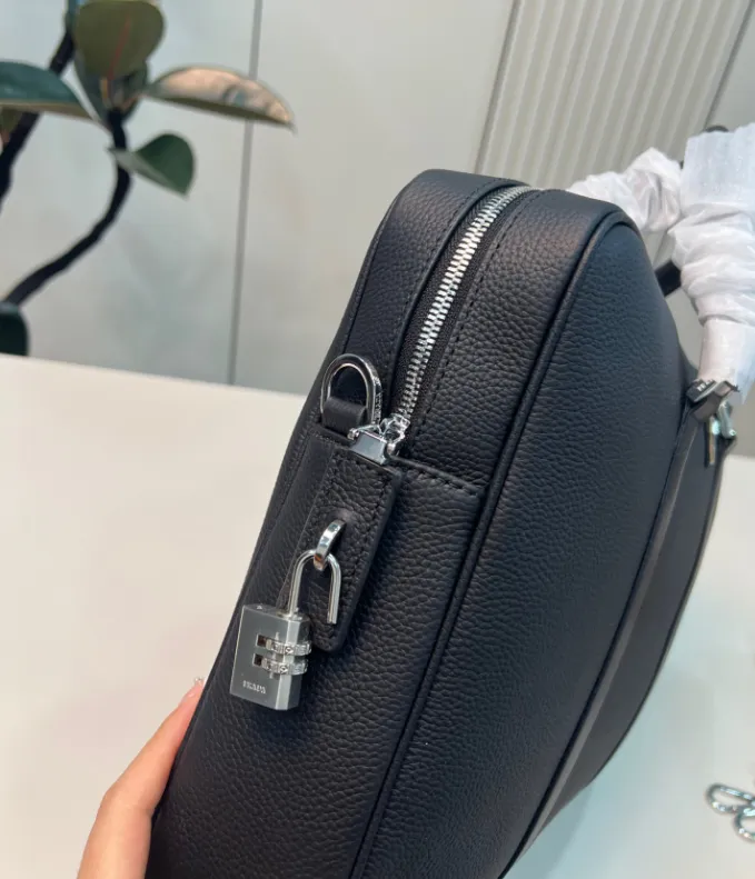 PRADA プラダロゴ レザー ブリーフケース ビジネスバッグ 2VE368