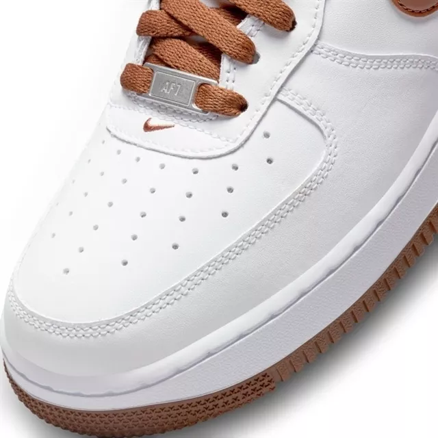 【ブラウンがアクセントになった新作】Nike AIR FORCE 1(ナイキ エアフォース1) WHITE/PECAN(ホワイト/ピーカン)が話題沸騰中！