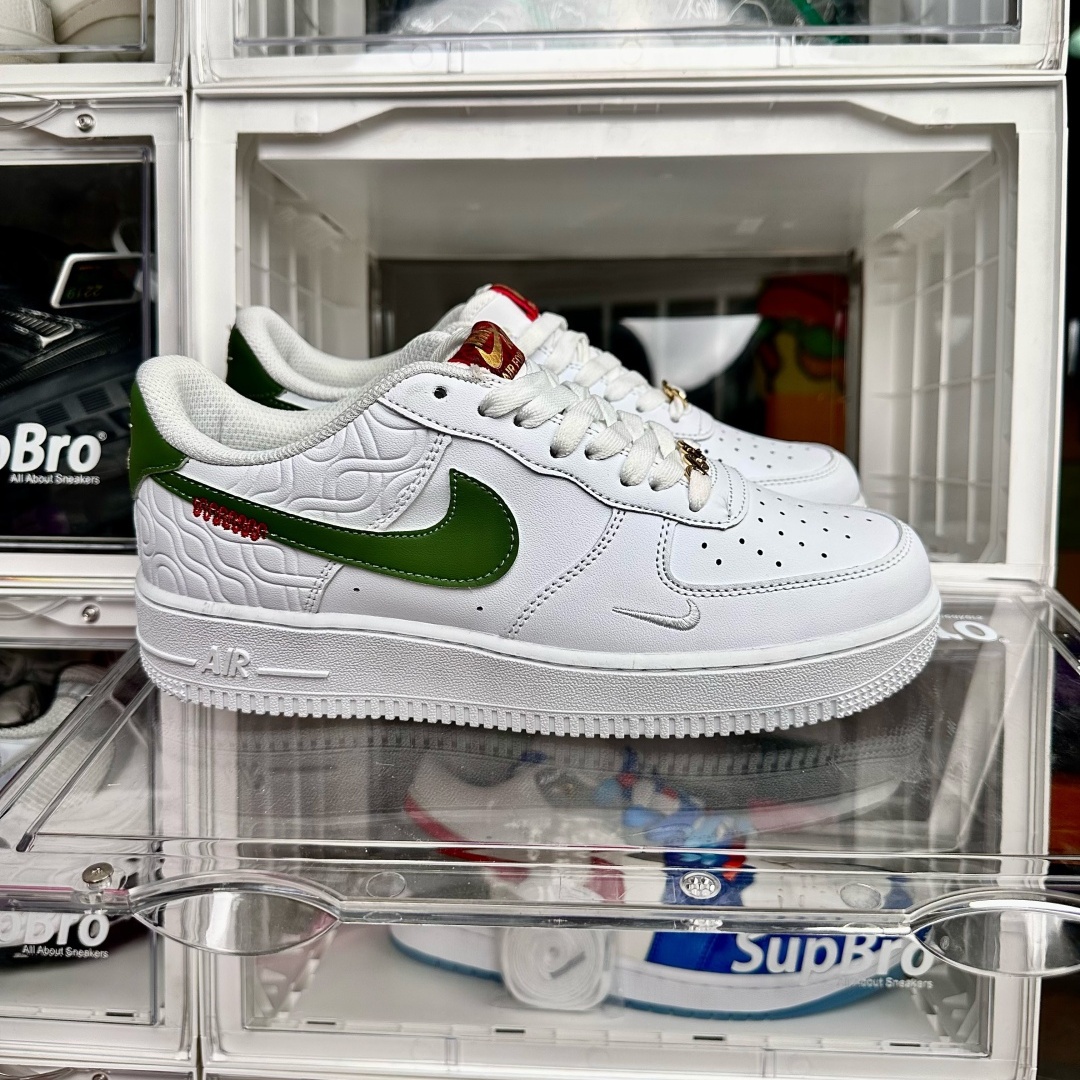 ナイキ エアフォース1 07 NIKE AIR FORCE 1 ’07 "YEAR OF THE SNAKE" SAIL/JADE HORIZON-LIGHT BONE HV5979-130