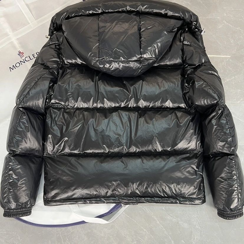 【公式認定ストア】MONCLERモンクレール 定番ダウンコート 限定発売中！多くの著名人やセレブに愛用されています! 爆買い！即完売必至 MONTBELIARD「三色ストライプジッパー」(さんしょくストライプジッパー)