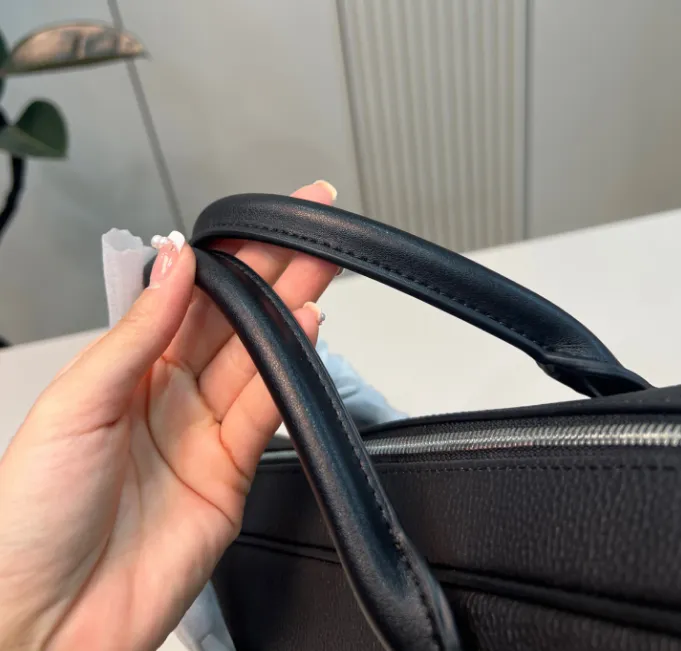 PRADA プラダロゴ レザー ブリーフケース ビジネスバッグ 2VE368