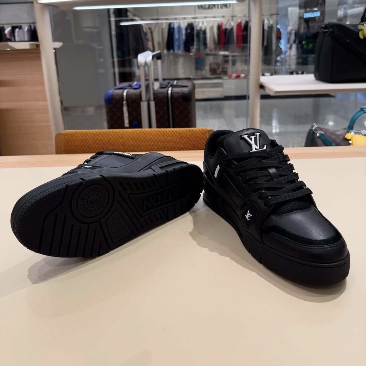 【大人気◆NIGOコラボ】ルイヴィトン LV トレイナー スニーカー