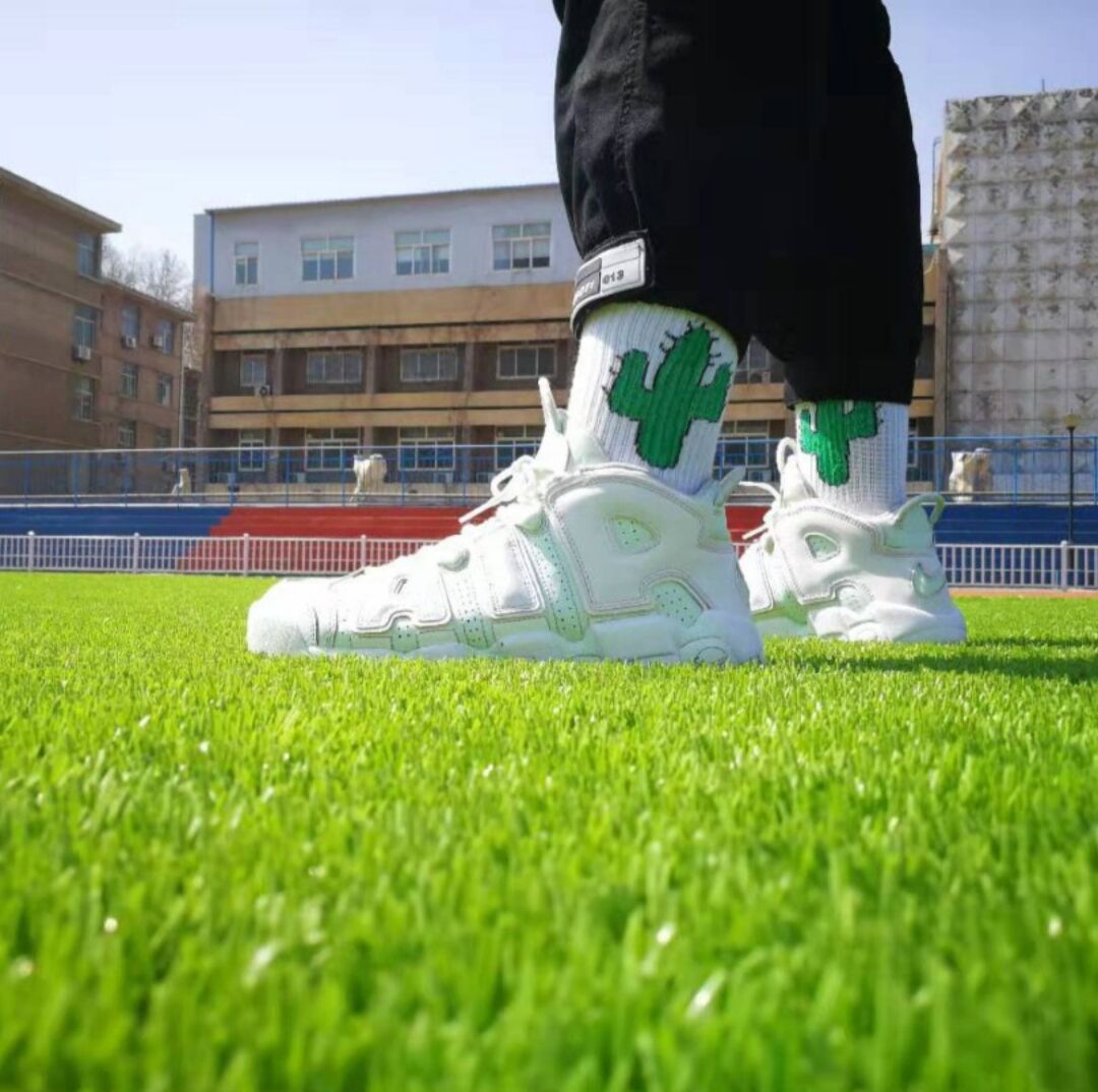 ナイキエアモアアップテンポ「バーリーグリーン」 ミントグリーン