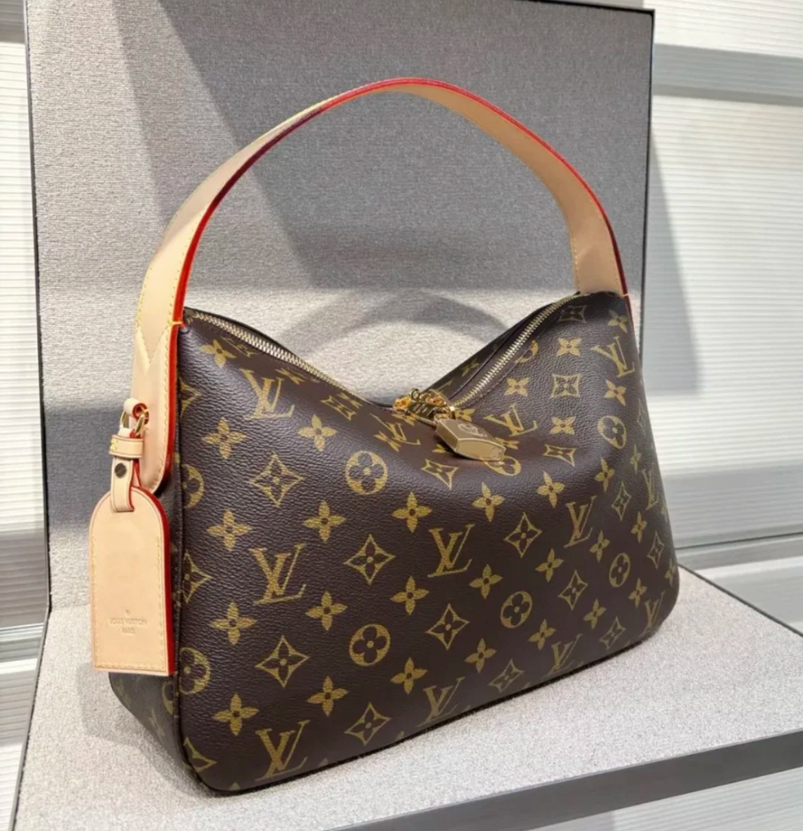 【どんなシーンでも使える♪】Louis Vuitton ハンドバッグ