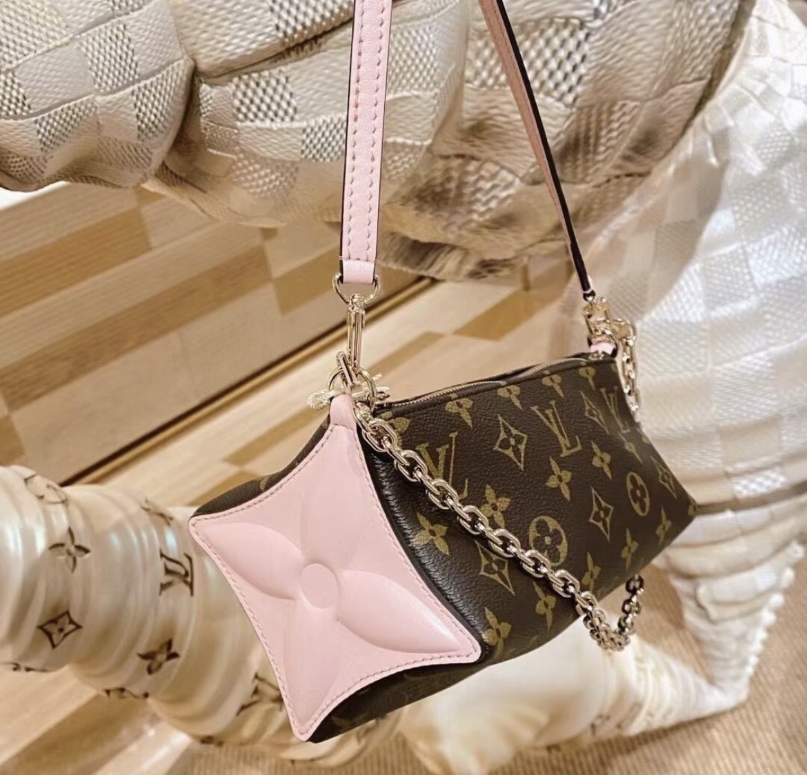 【可愛いフォルムが目を引く☆ 】Louis Vuitton ブルームポーチ