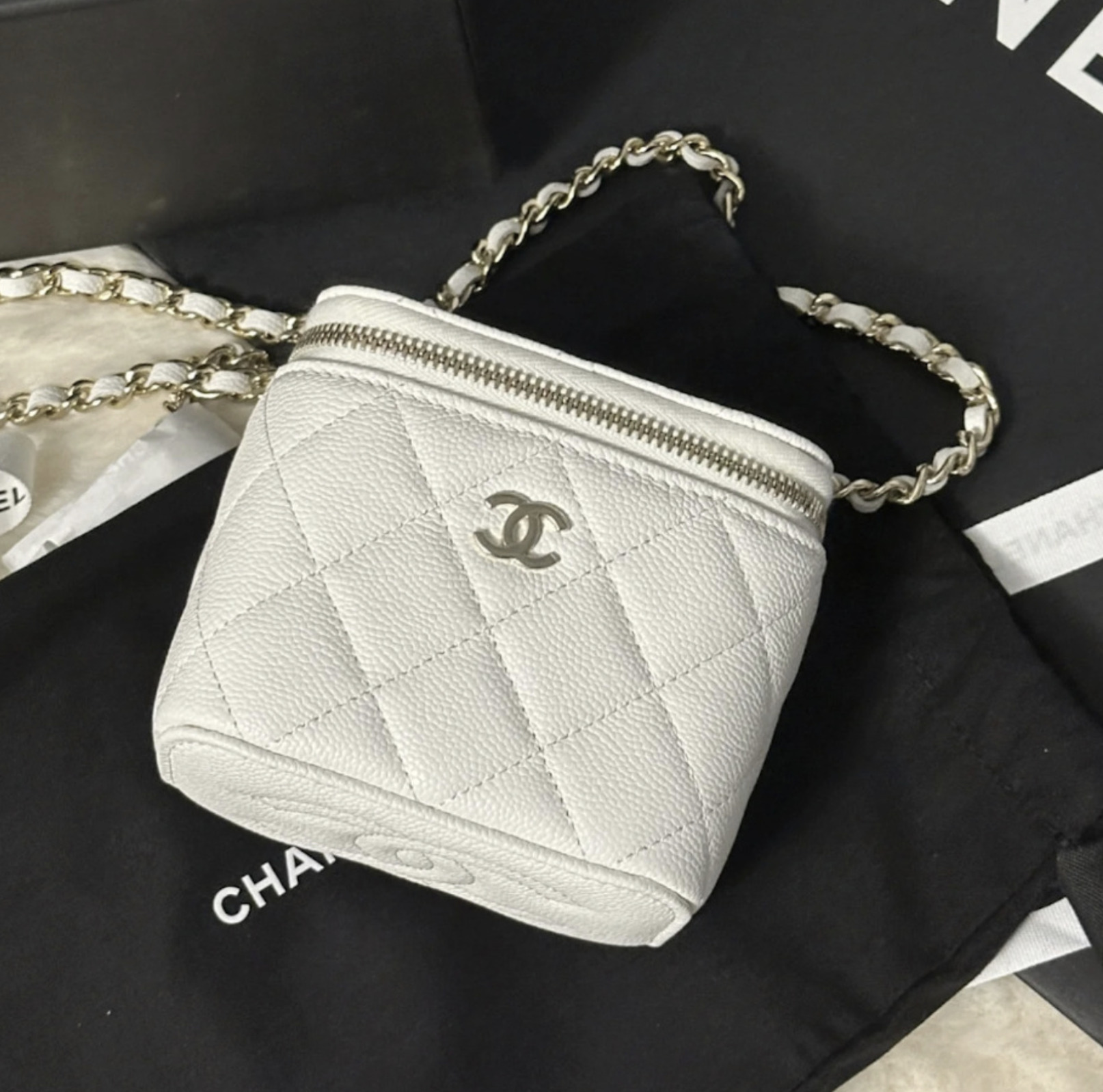 完売必至の愛されバッグ【CHANEL】スモール ヴァニティーバッグ