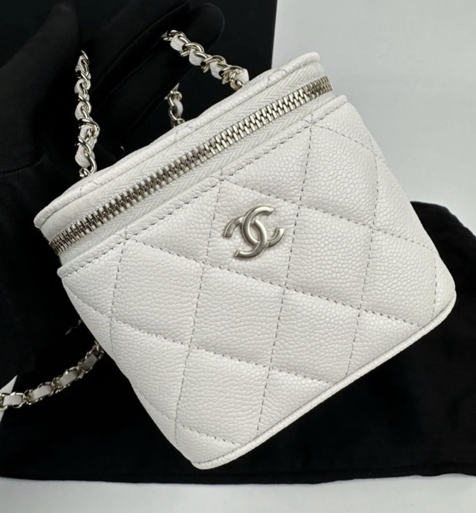 完売必至の愛されバッグ【CHANEL】スモール ヴァニティーバッグ