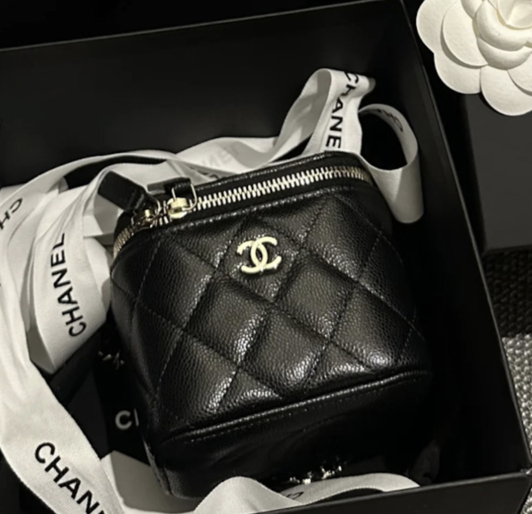 完売必至の愛されバッグ【CHANEL】スモール ヴァニティーバッグ