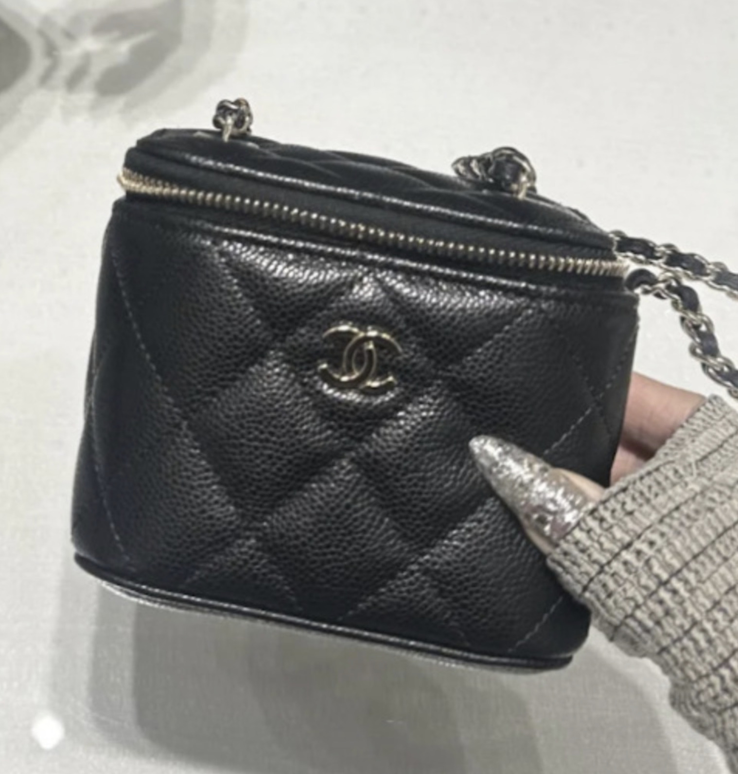完売必至の愛されバッグ【CHANEL】スモール ヴァニティーバッグ