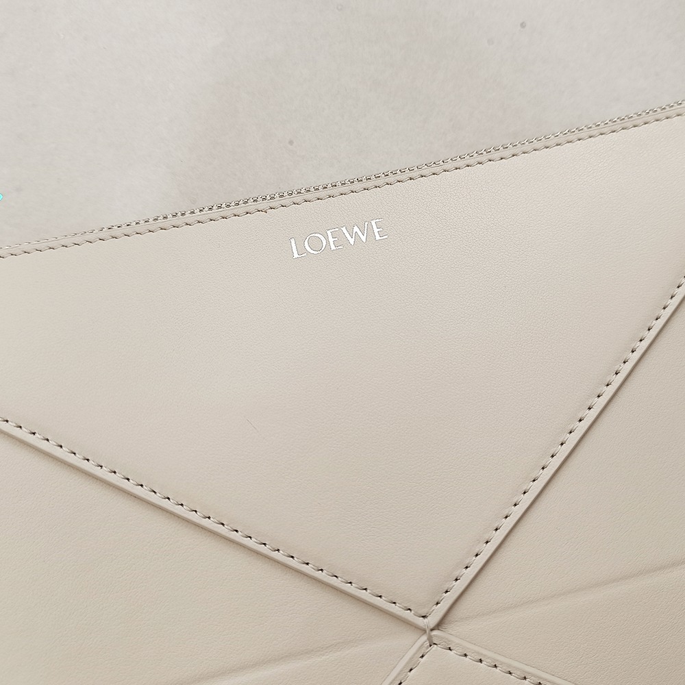 LOEWE パズルフォルド ポーチ（シャイニーナパカーフ）