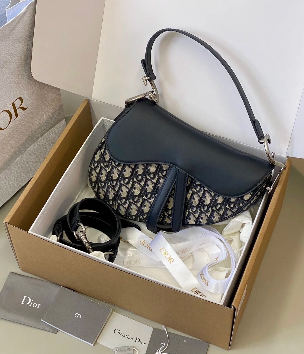 【洗練されたアイコニックデザイン】DIOR サドル ショルダー