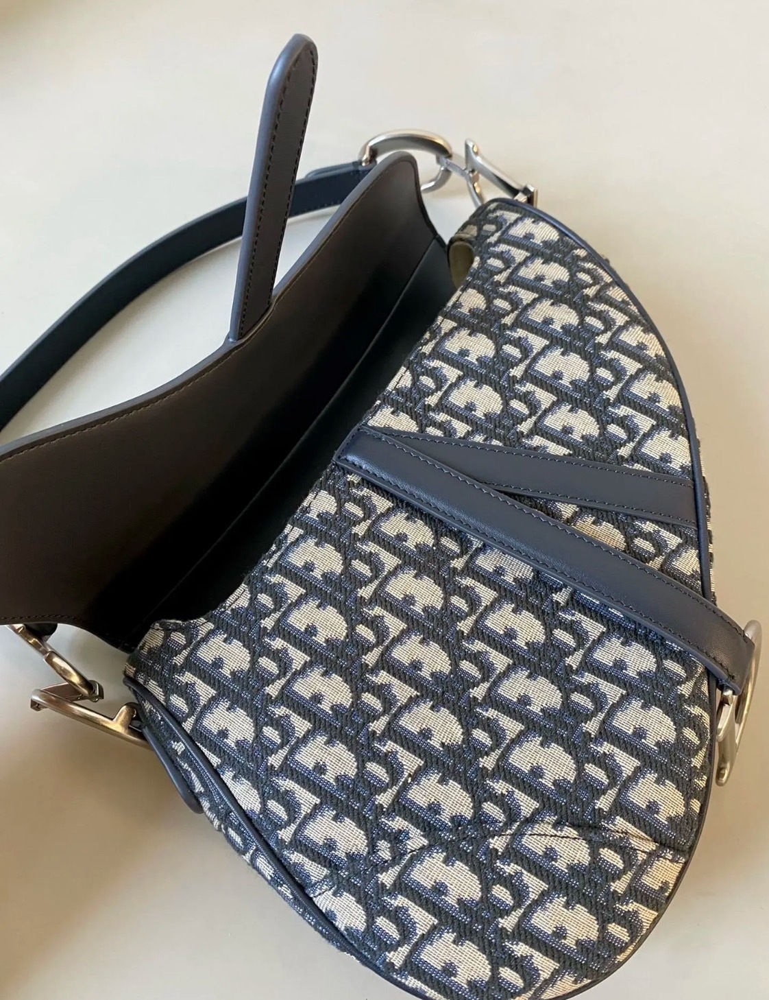 【洗練されたアイコニックデザイン】DIOR サドル ショルダー