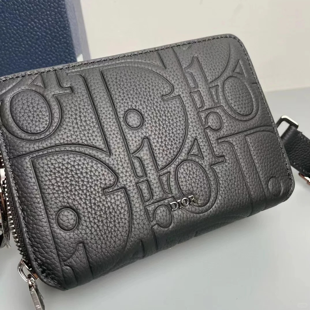 丁度良いお洒落サイズ★【 Dior 】ストラップ付き ジップポーチ