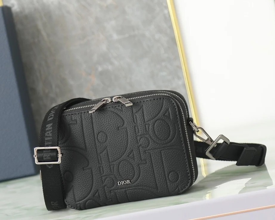 丁度良いお洒落サイズ★【 Dior 】ストラップ付き ジップポーチ