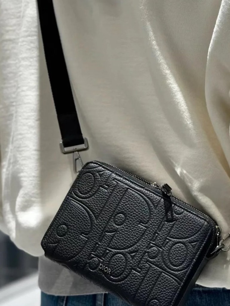 丁度良いお洒落サイズ★【 Dior 】ストラップ付き ジップポーチ