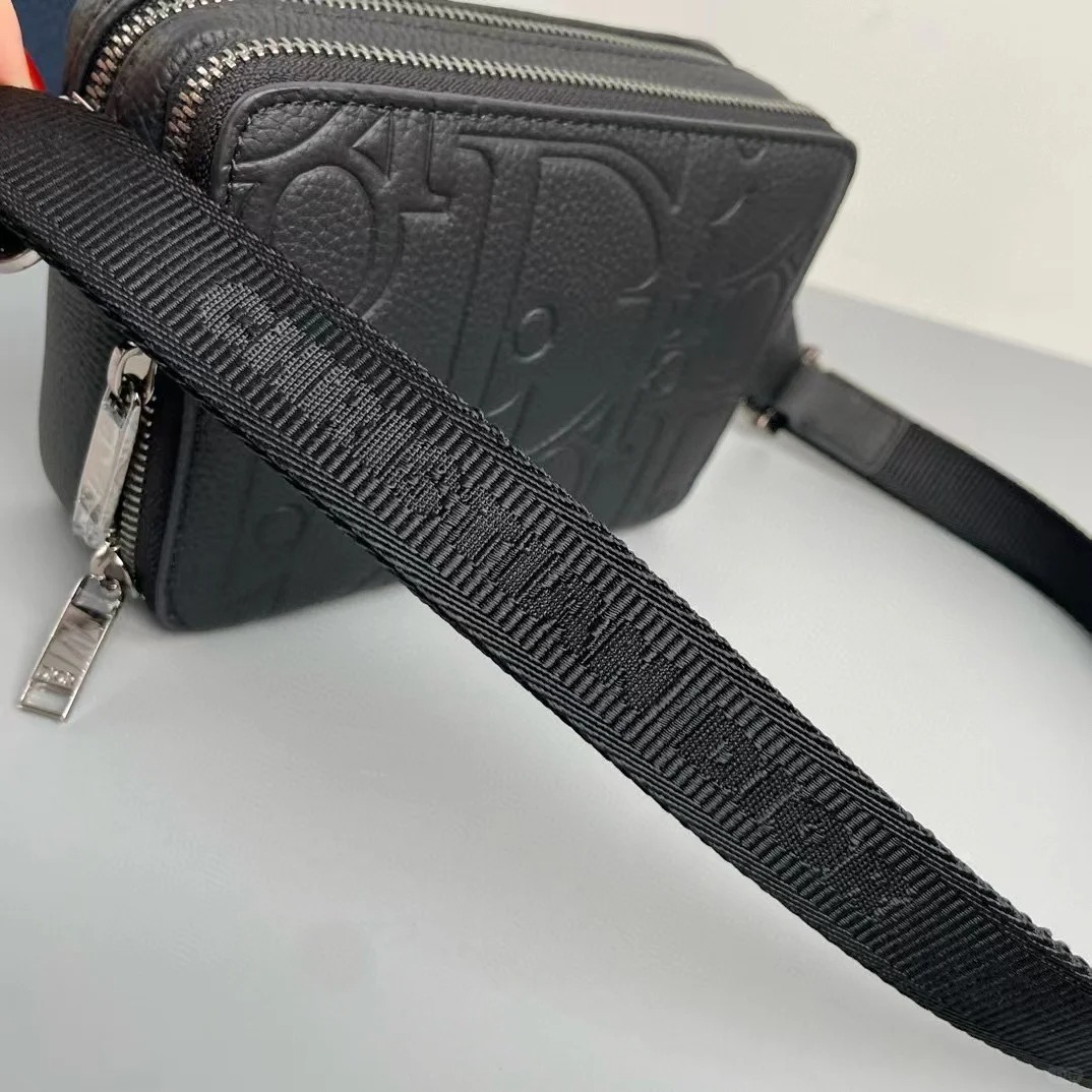 丁度良いお洒落サイズ★【 Dior 】ストラップ付き ジップポーチ