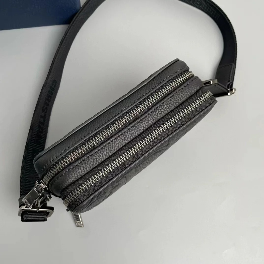 丁度良いお洒落サイズ★【 Dior 】ストラップ付き ジップポーチ