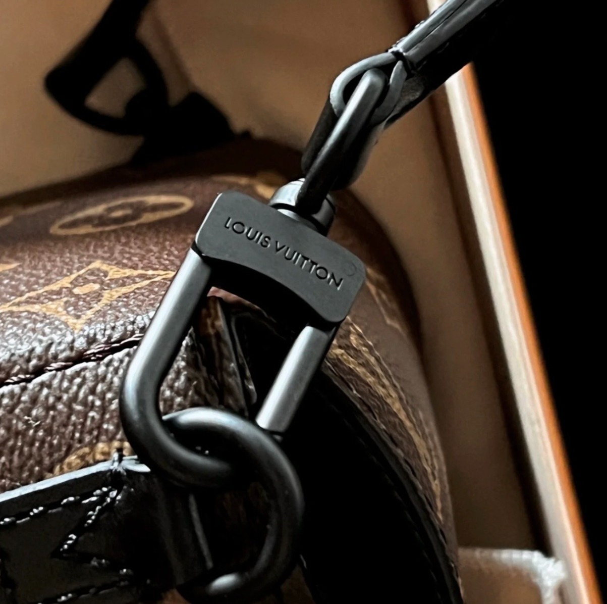 【セレブ御用達】【Louis Vuitton】ウェアラブルウォレット