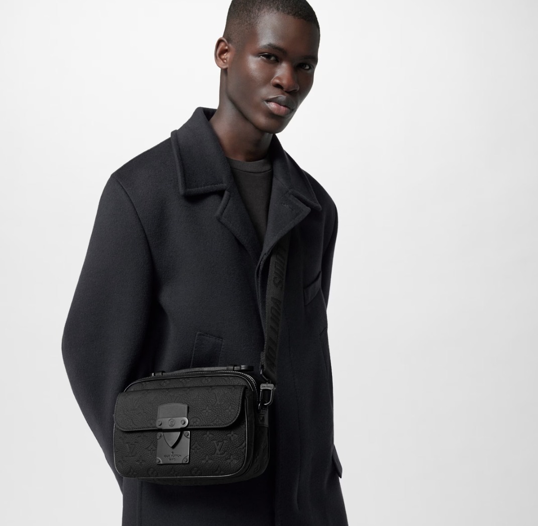 新作 LOUIS VUITTON 直営店 メッセンジャー モノグラム 黒 M58489