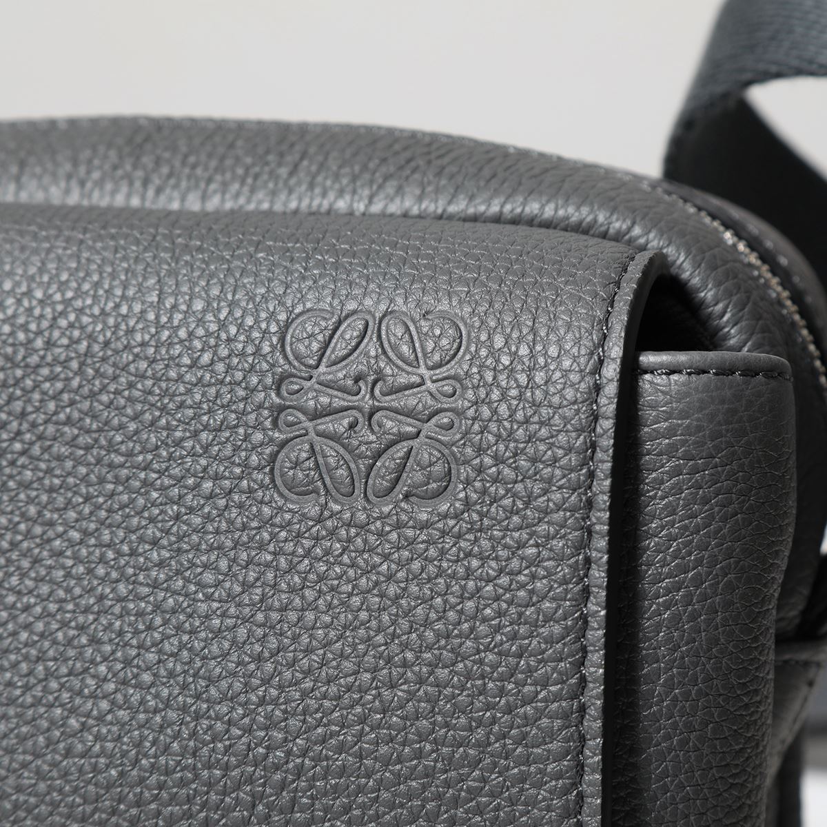 LOEWE バッグ MILITARY MESSENGE ミリタリー B553A72X22