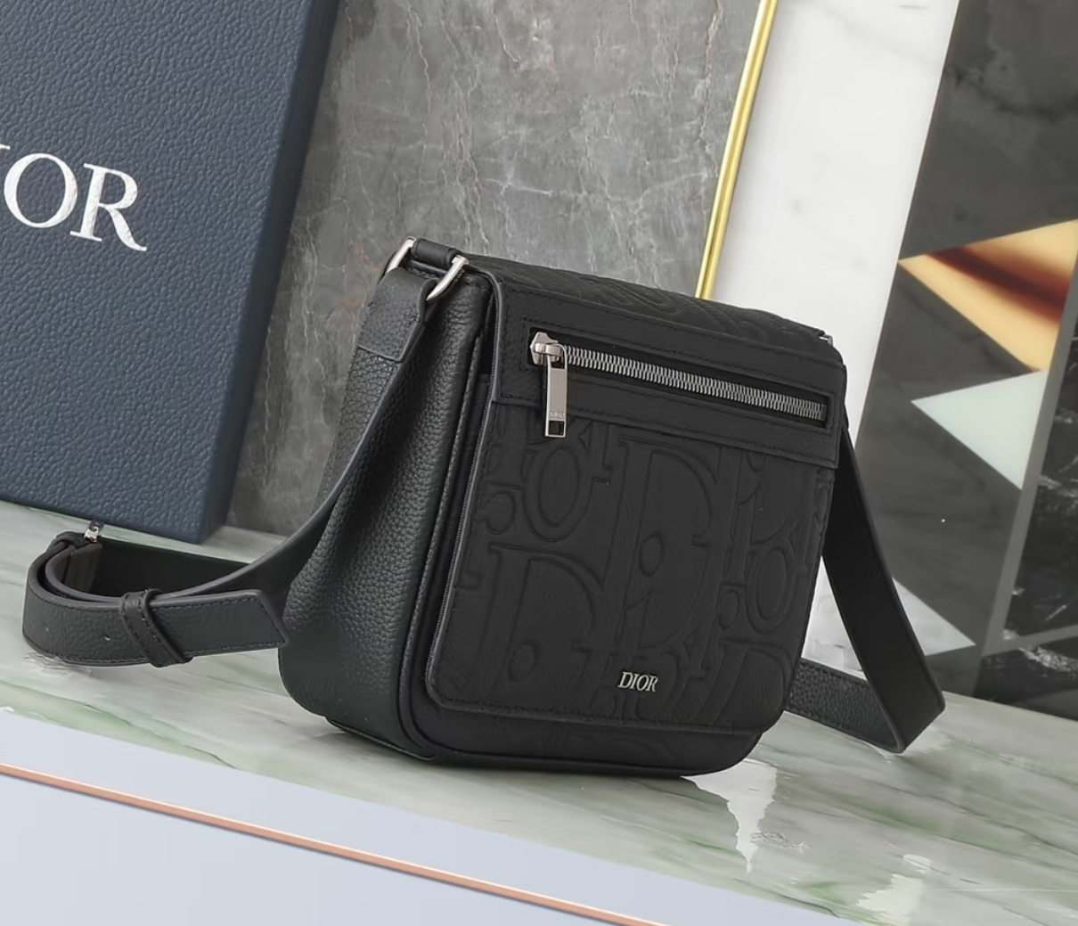 人気で実用的♪【Dior】フラップ付きメッセンジャーバッグ　黒