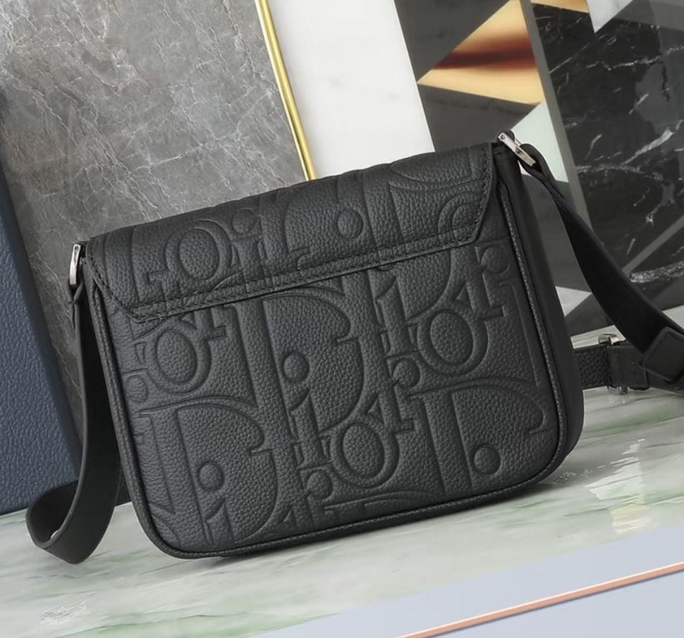 人気で実用的♪【Dior】フラップ付きメッセンジャーバッグ　黒