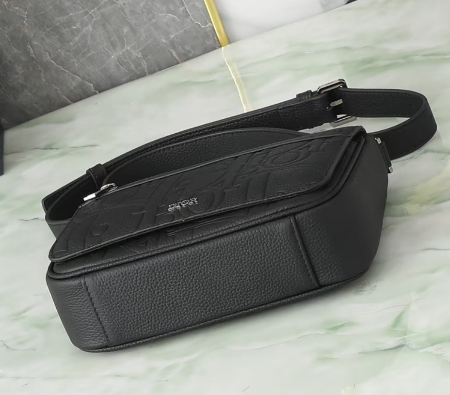 人気で実用的♪【Dior】フラップ付きメッセンジャーバッグ　黒