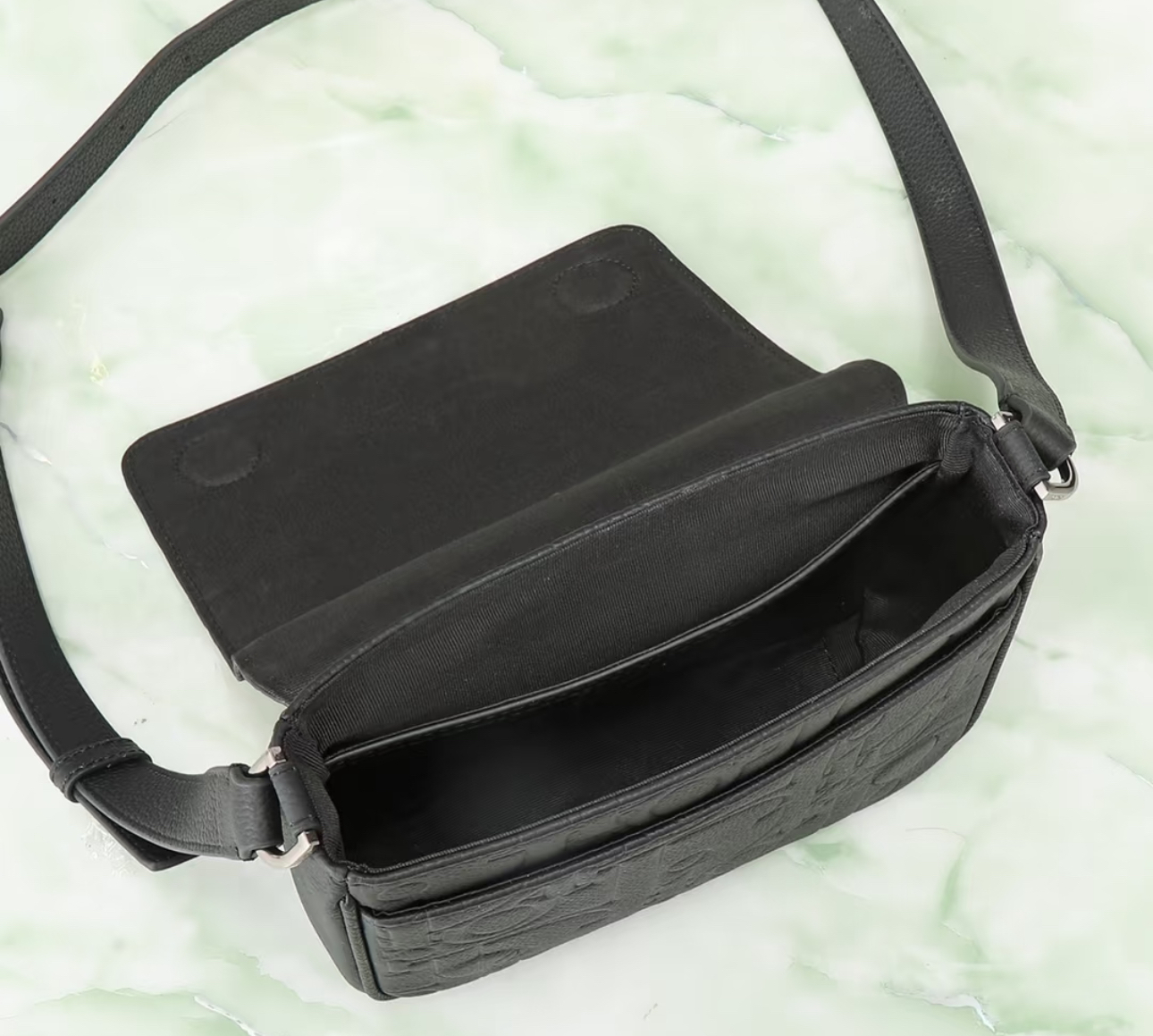 人気で実用的♪【Dior】フラップ付きメッセンジャーバッグ　黒