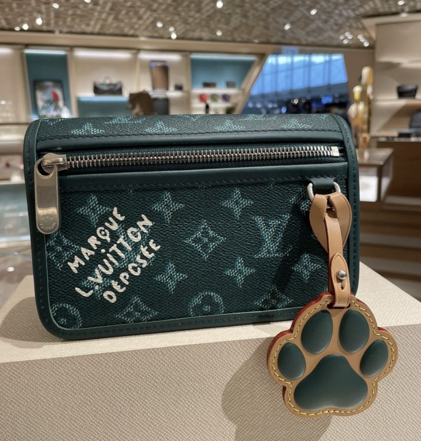 【肉球チャームが可愛い♪】Louis Vuitton ショルダーバッグ